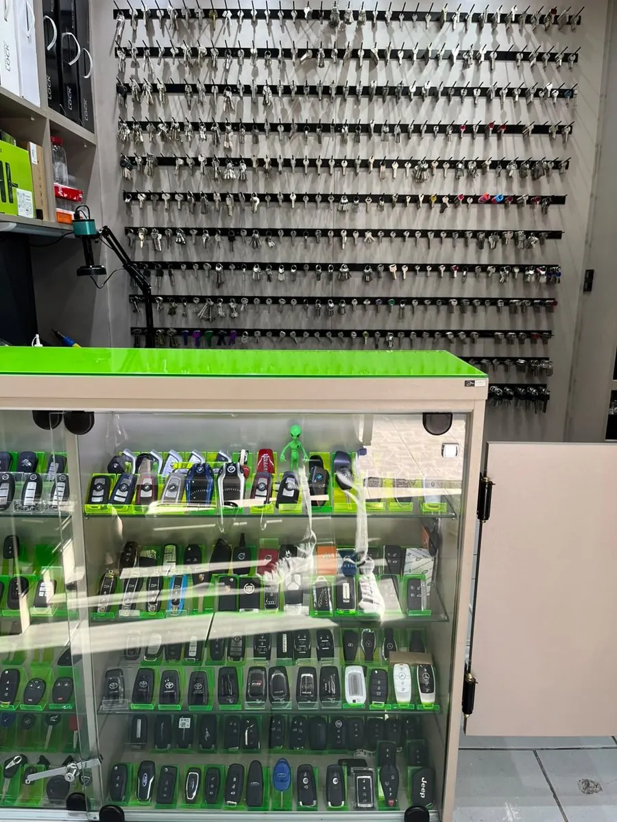Parede de chaves e vitrine de controles da loja