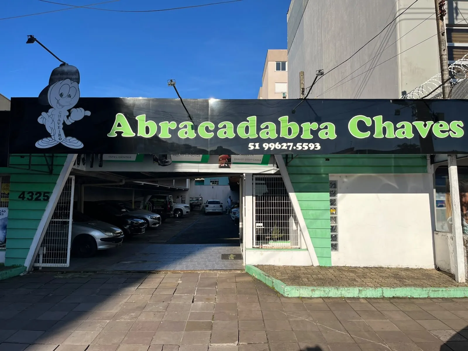 Fachada da Abracadabra Chaves na Av. Pedro Adams Filho