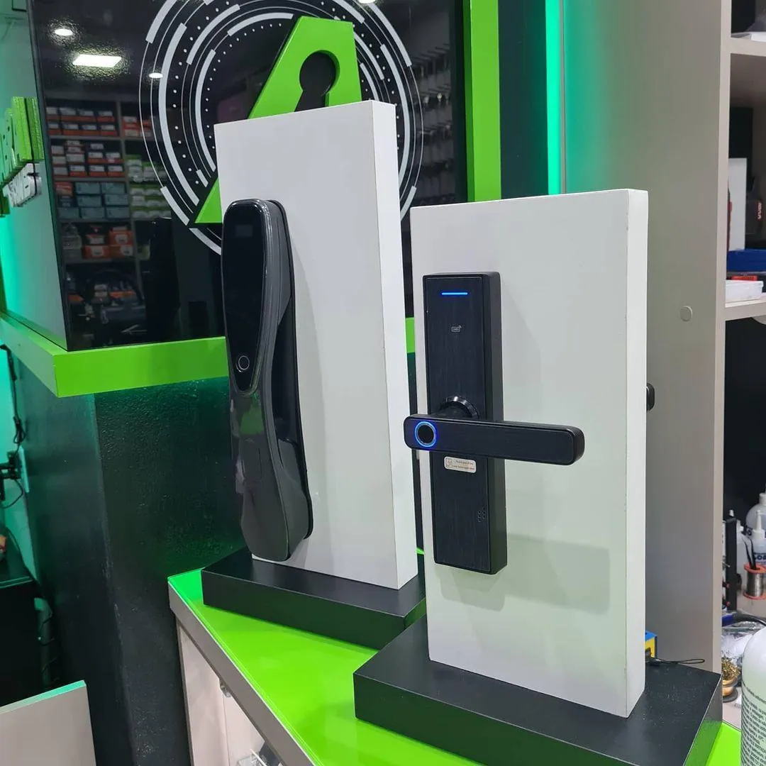 Fechaduras digitais e biométricas na vitrine